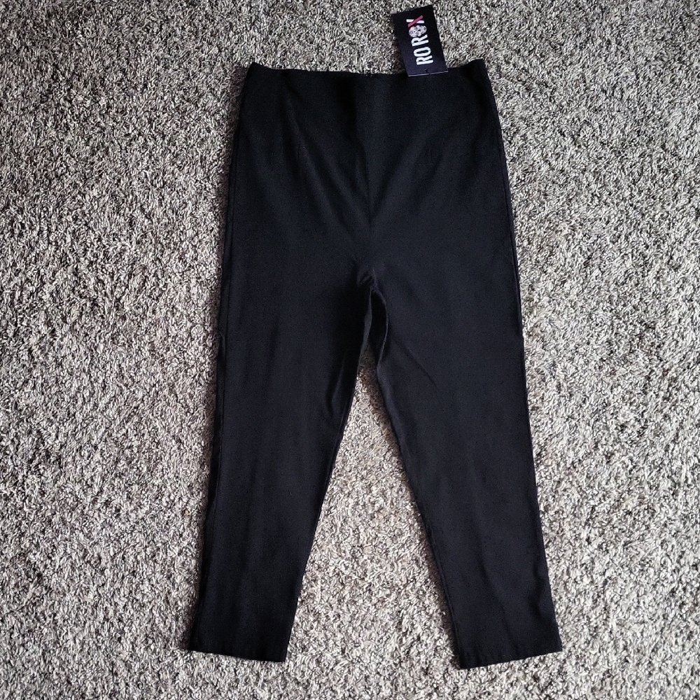 SALE--Black High-Waisted Capri Leggings